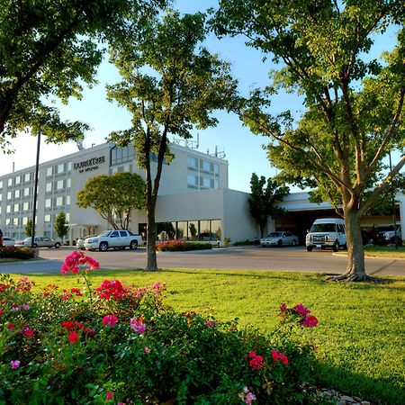 Doubletree By Hilton Wichita Airport Hotel Bagian luar foto