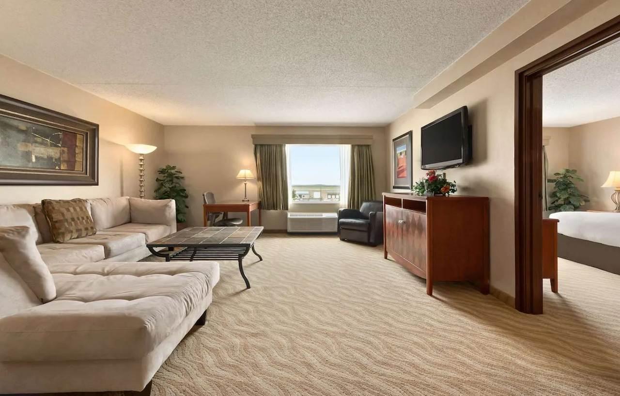 Doubletree By Hilton Wichita Airport Hotel Bagian luar foto