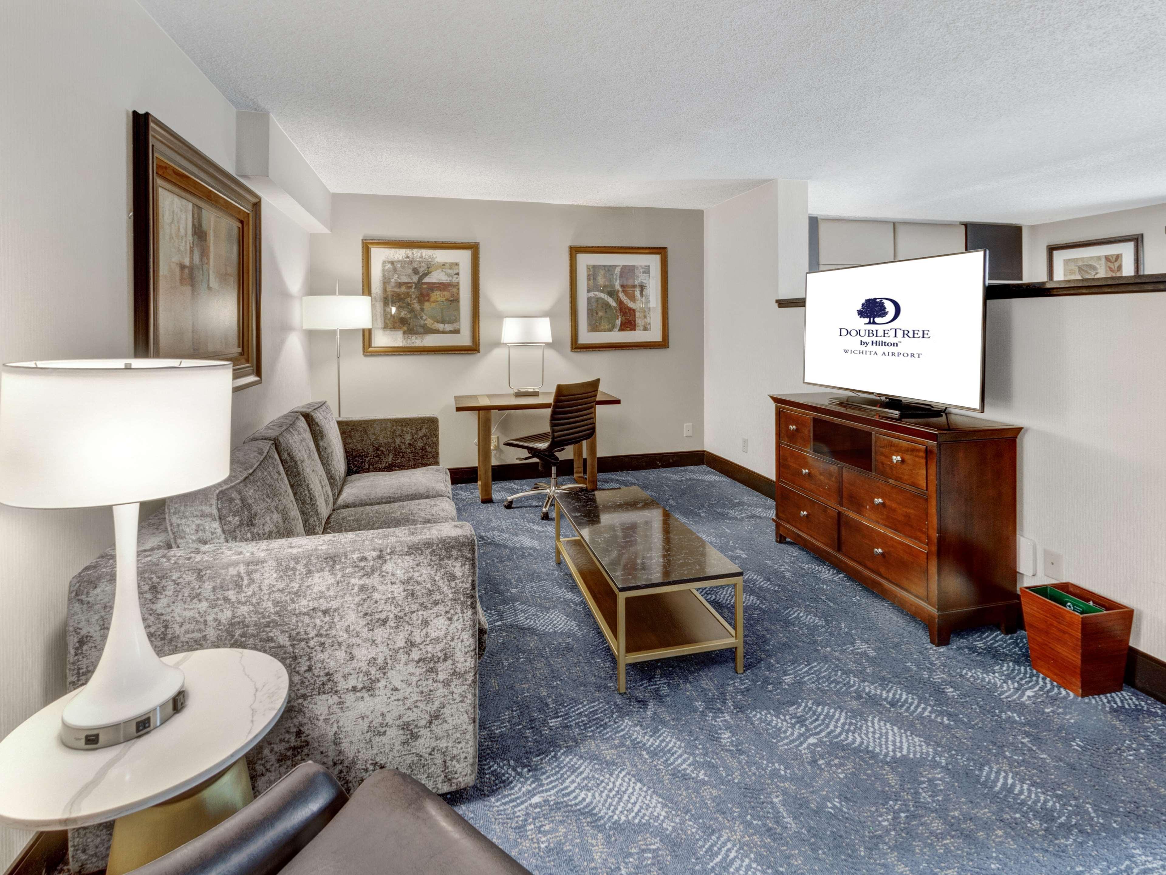 Doubletree By Hilton Wichita Airport Hotel Bagian luar foto