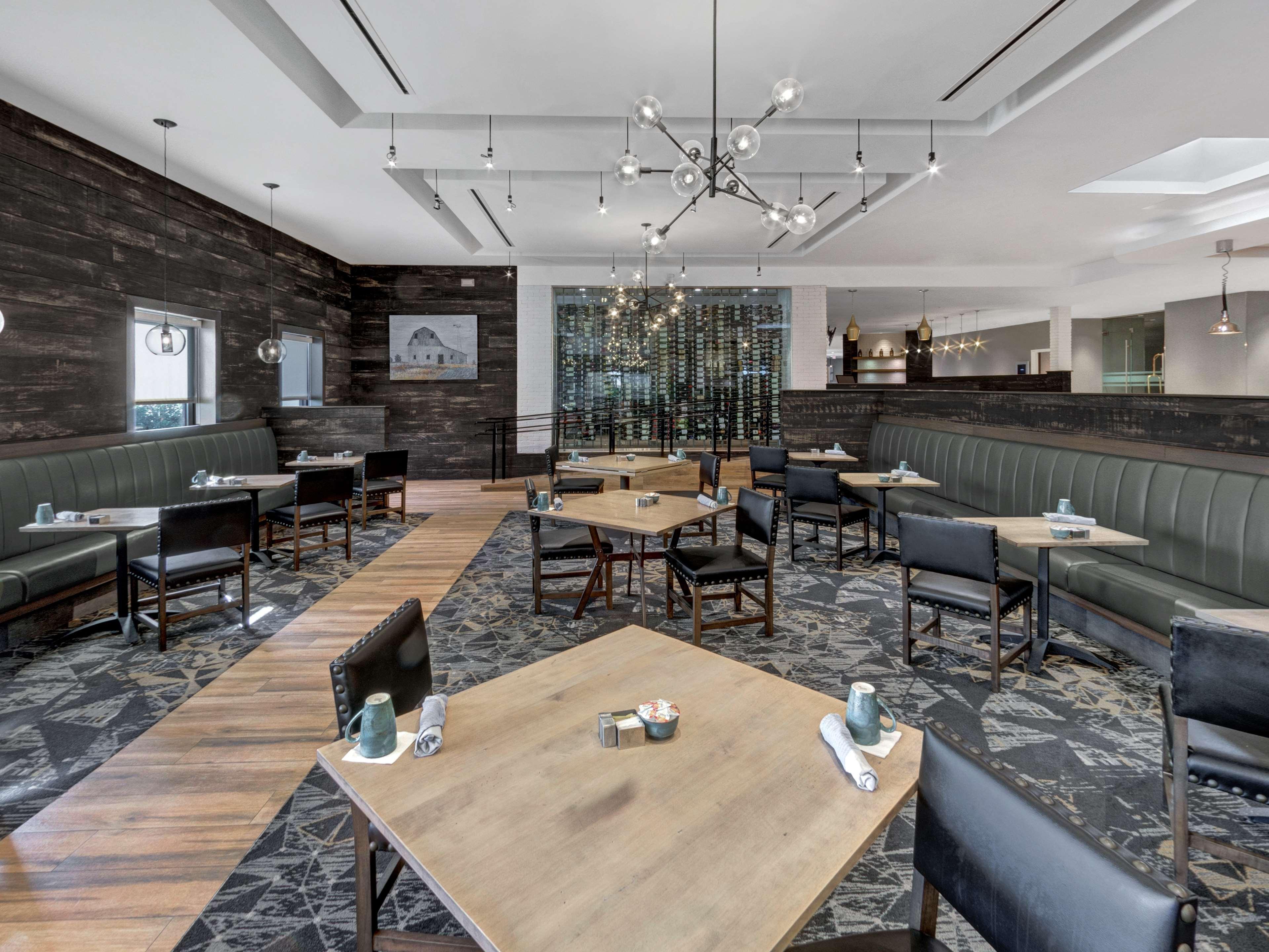 Doubletree By Hilton Wichita Airport Hotel Bagian luar foto