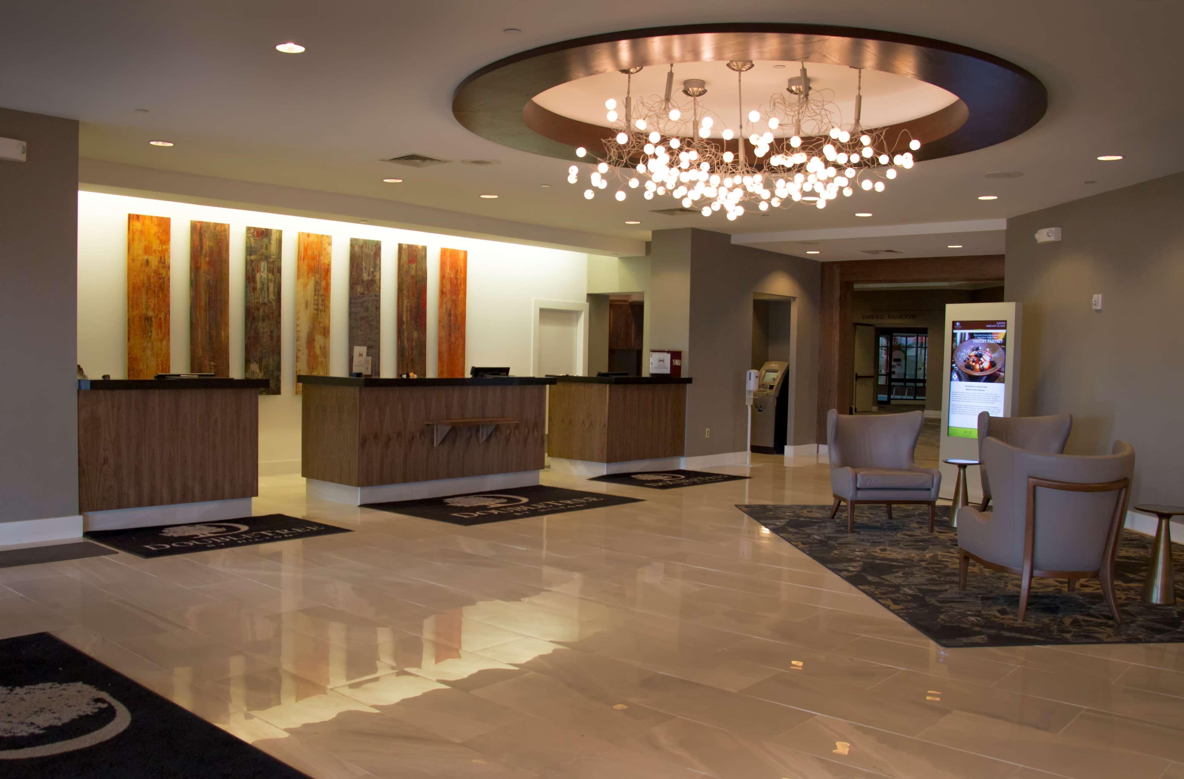 Doubletree By Hilton Wichita Airport Hotel Bagian luar foto