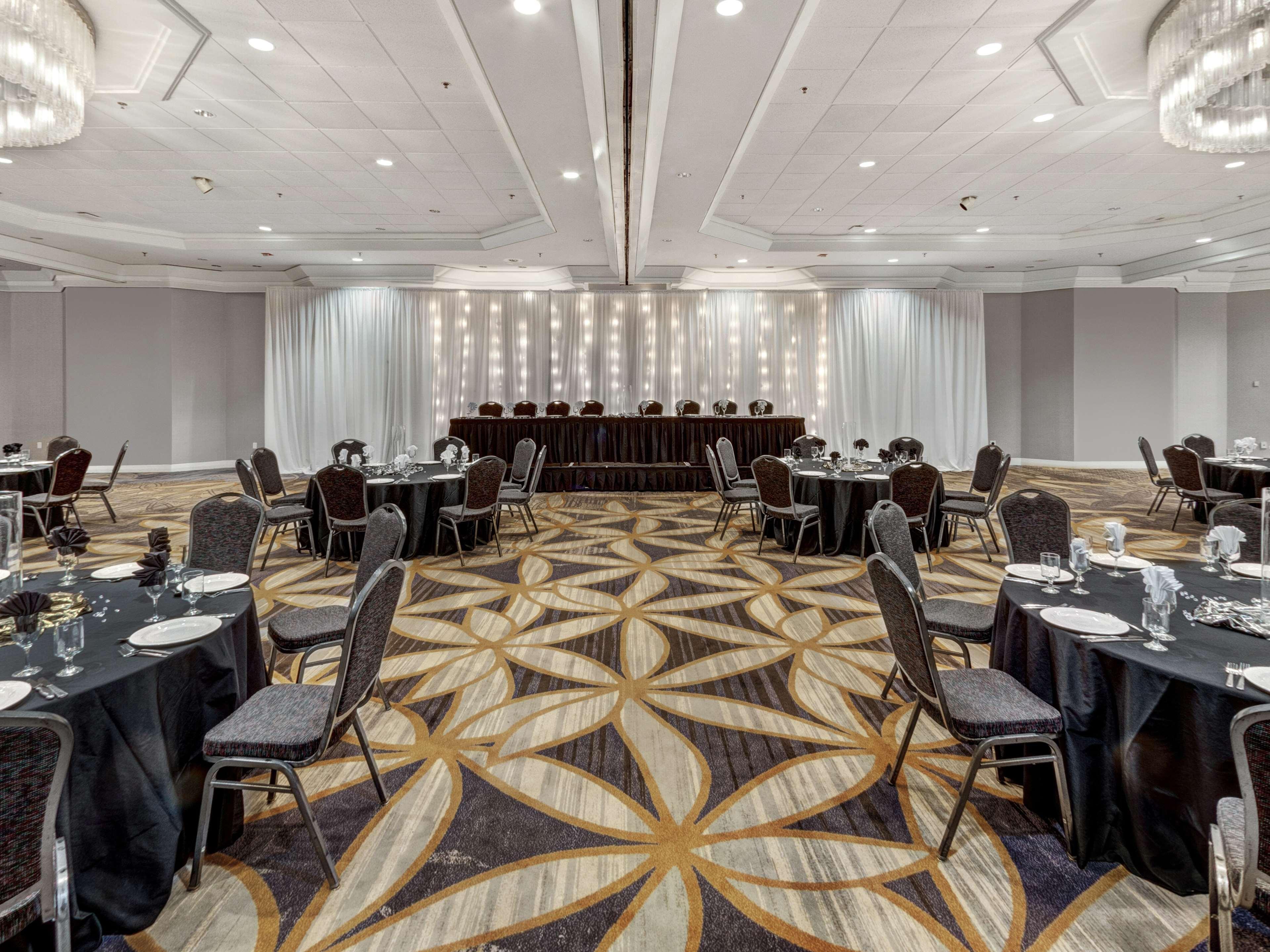 Doubletree By Hilton Wichita Airport Hotel Bagian luar foto
