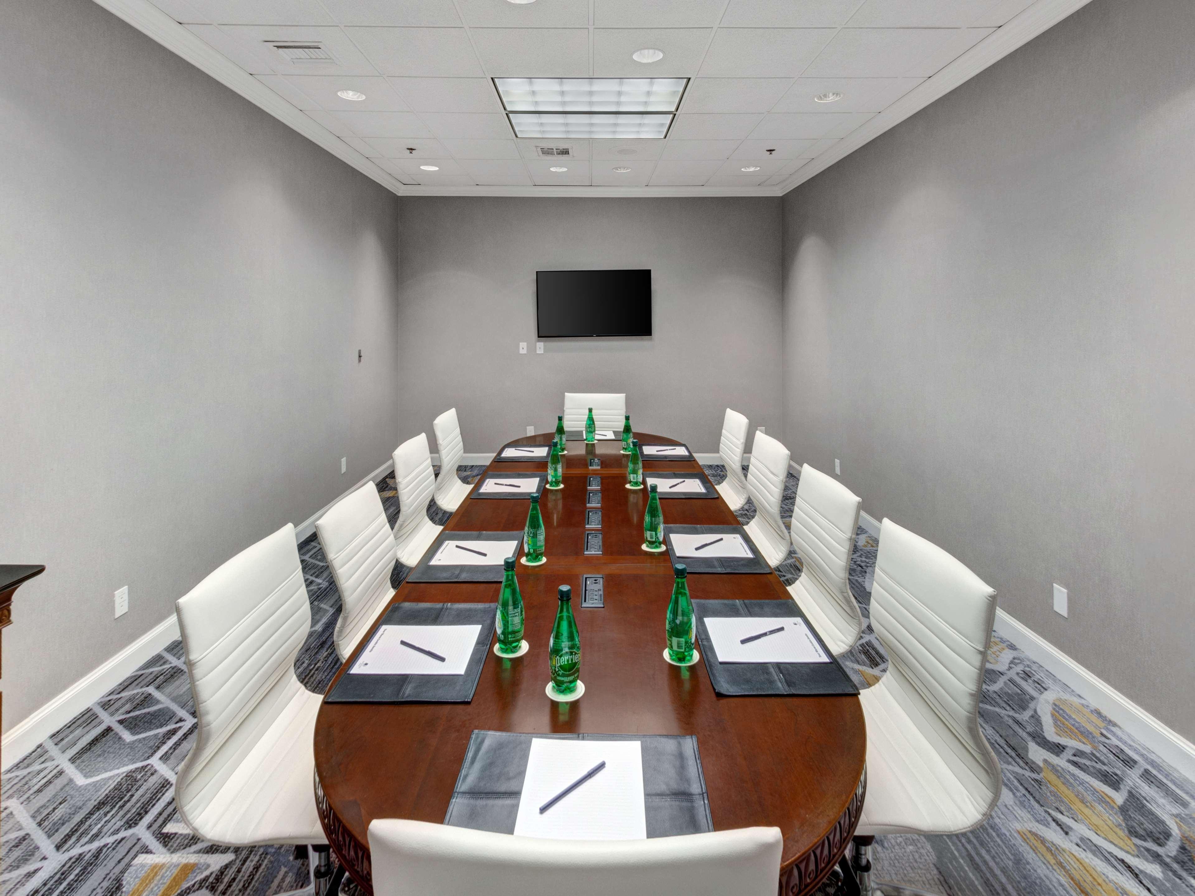 Doubletree By Hilton Wichita Airport Hotel Bagian luar foto