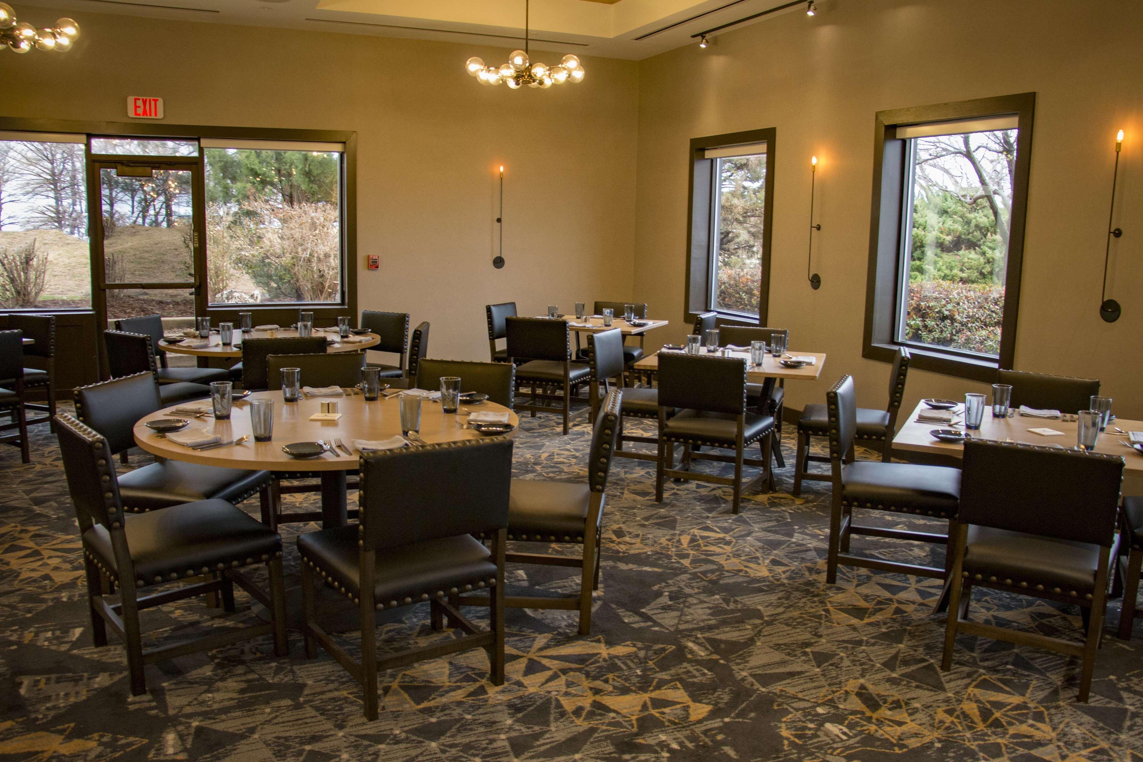 Doubletree By Hilton Wichita Airport Hotel Bagian luar foto