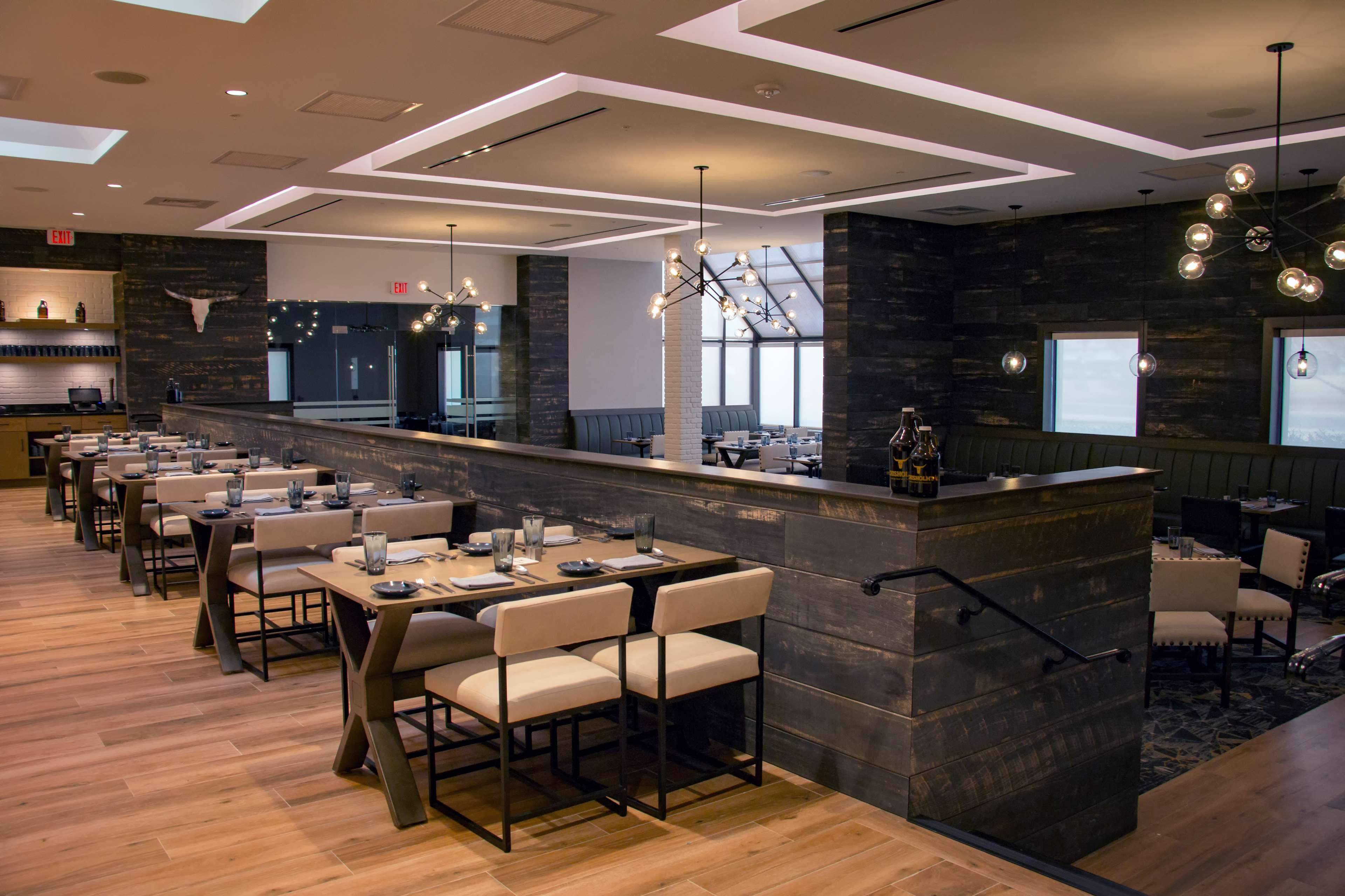 Doubletree By Hilton Wichita Airport Hotel Bagian luar foto