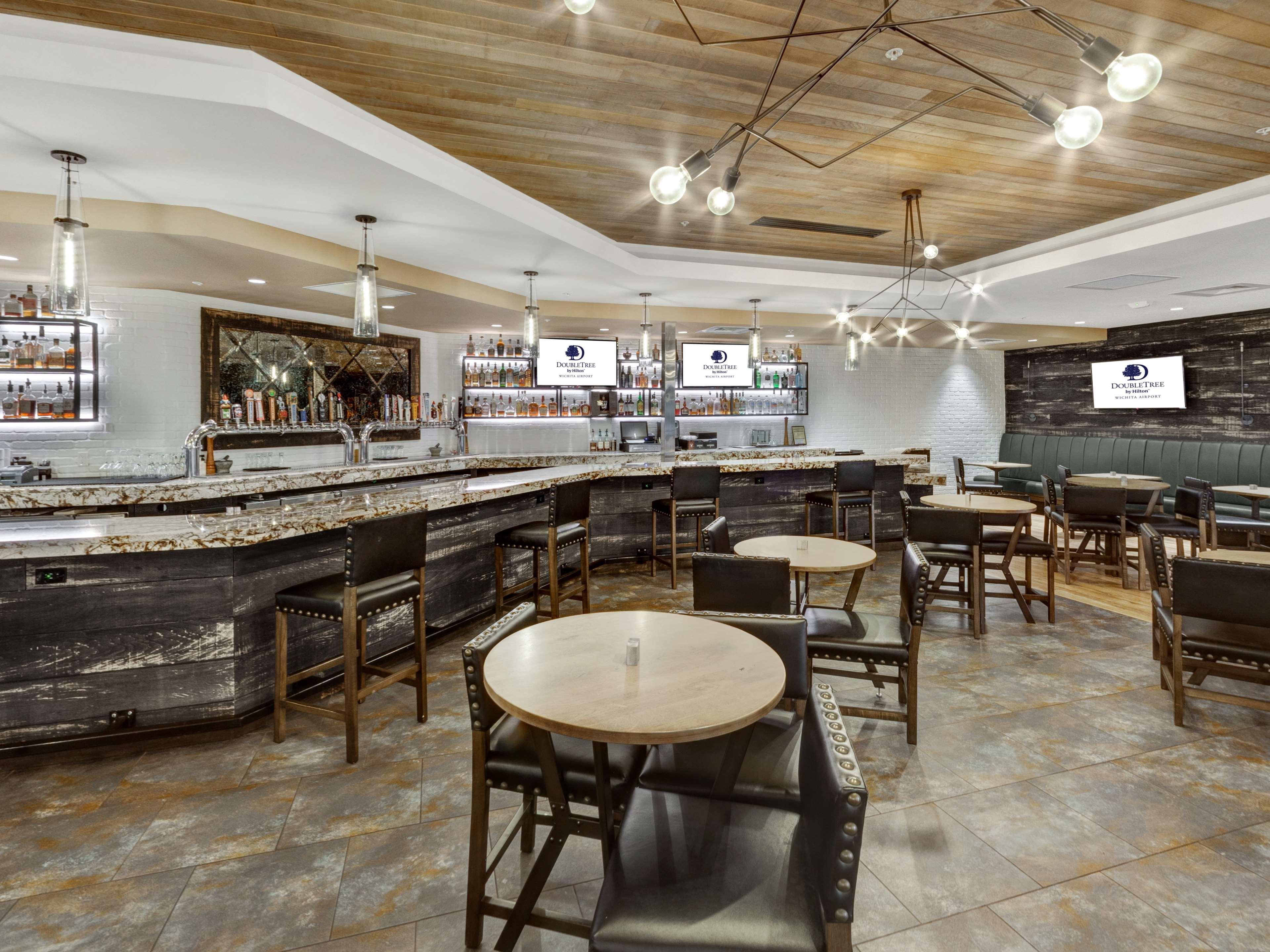 Doubletree By Hilton Wichita Airport Hotel Bagian luar foto