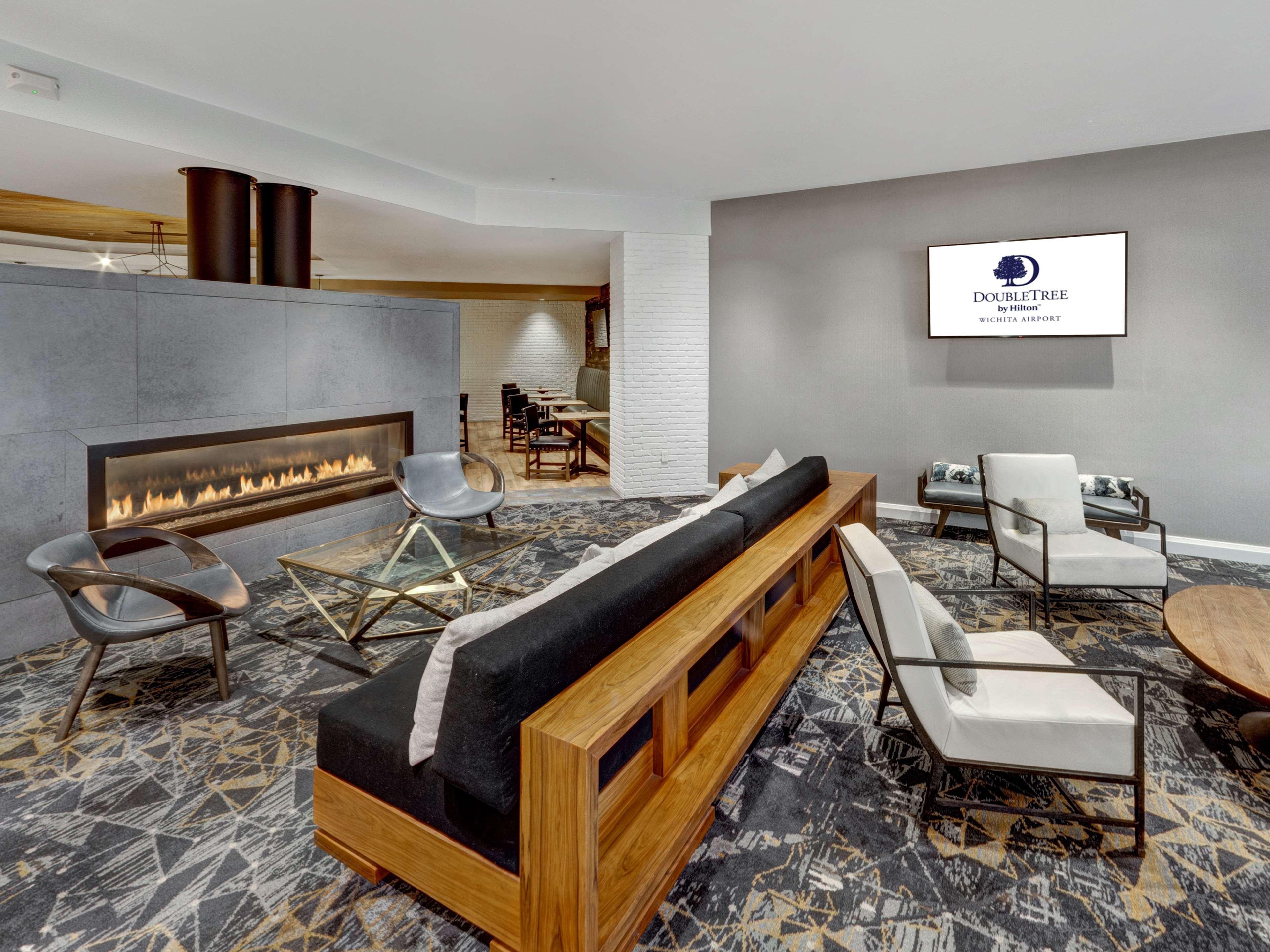 Doubletree By Hilton Wichita Airport Hotel Bagian luar foto