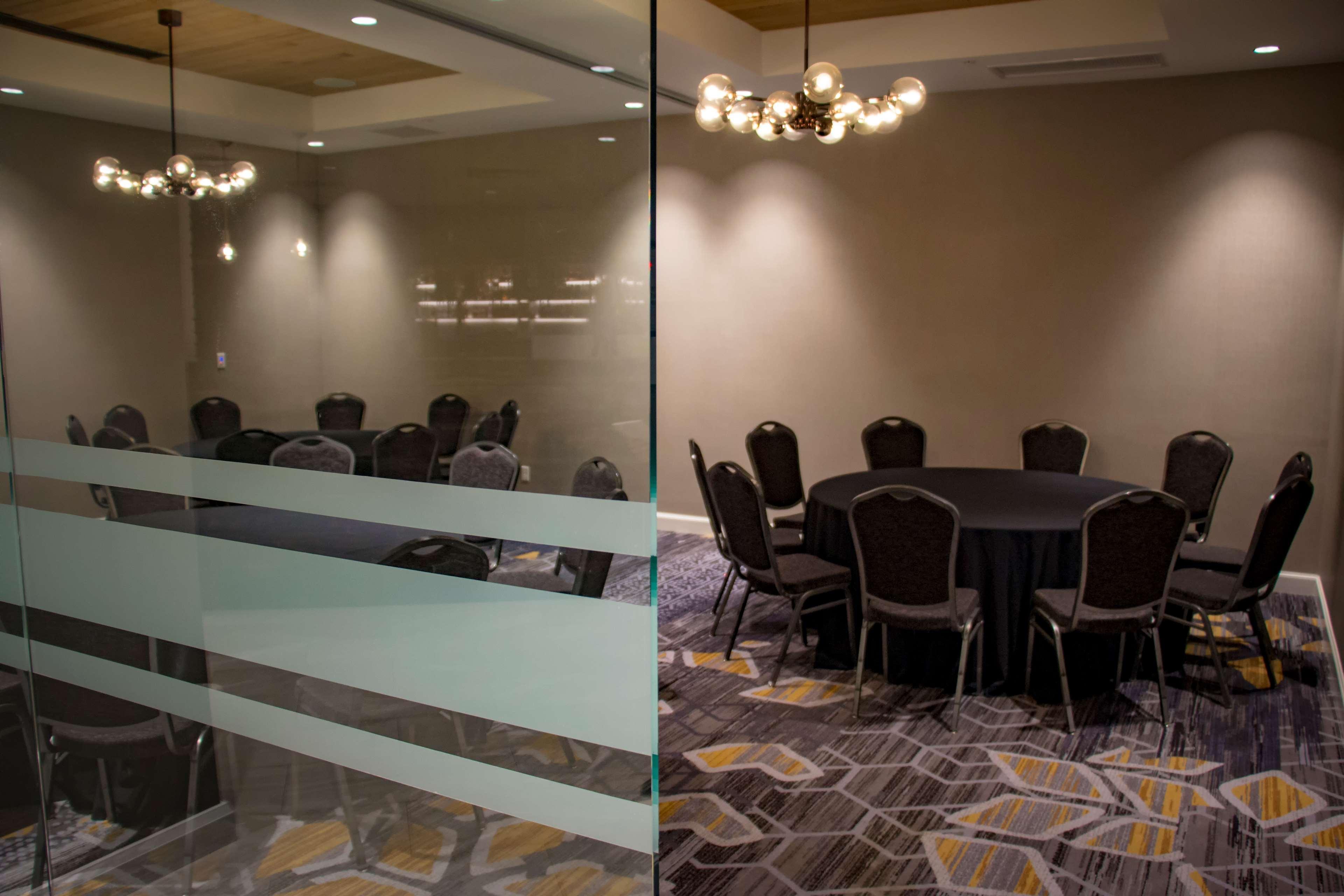 Doubletree By Hilton Wichita Airport Hotel Bagian luar foto