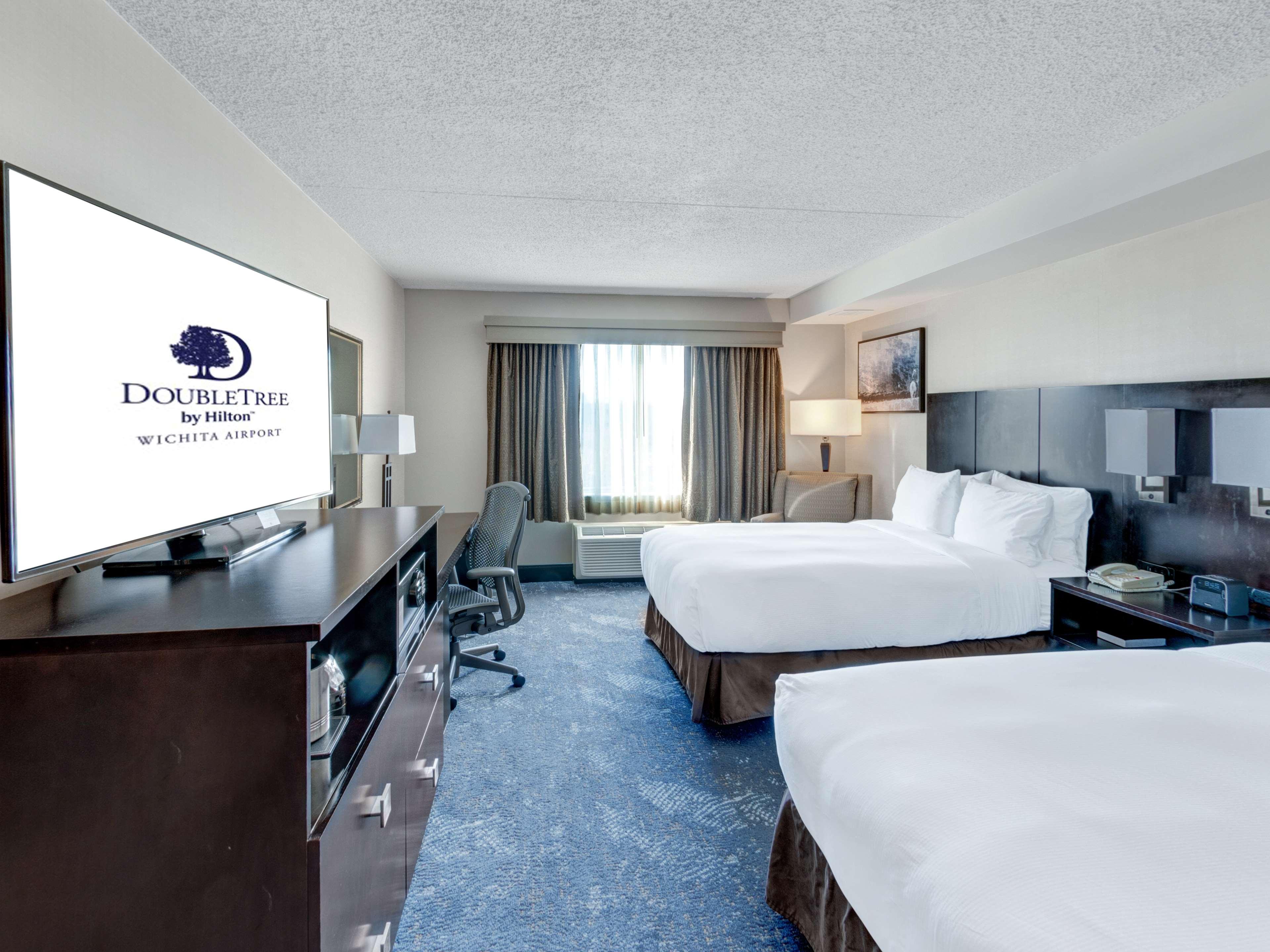 Doubletree By Hilton Wichita Airport Hotel Bagian luar foto