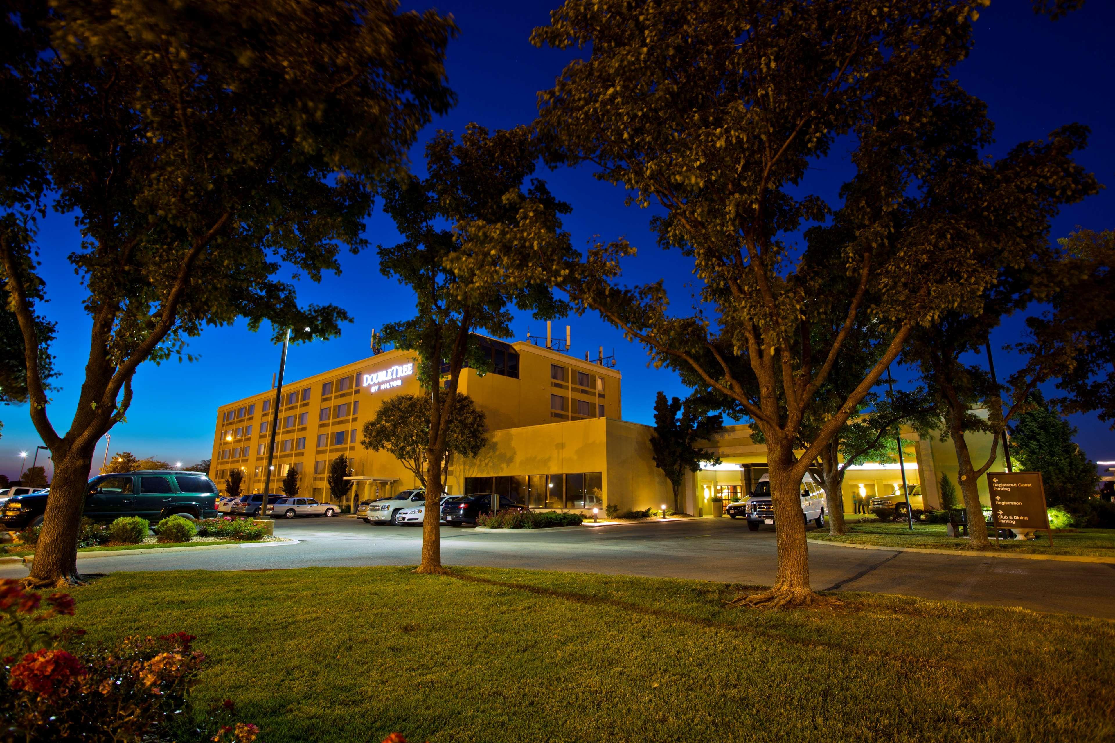 Doubletree By Hilton Wichita Airport Hotel Bagian luar foto