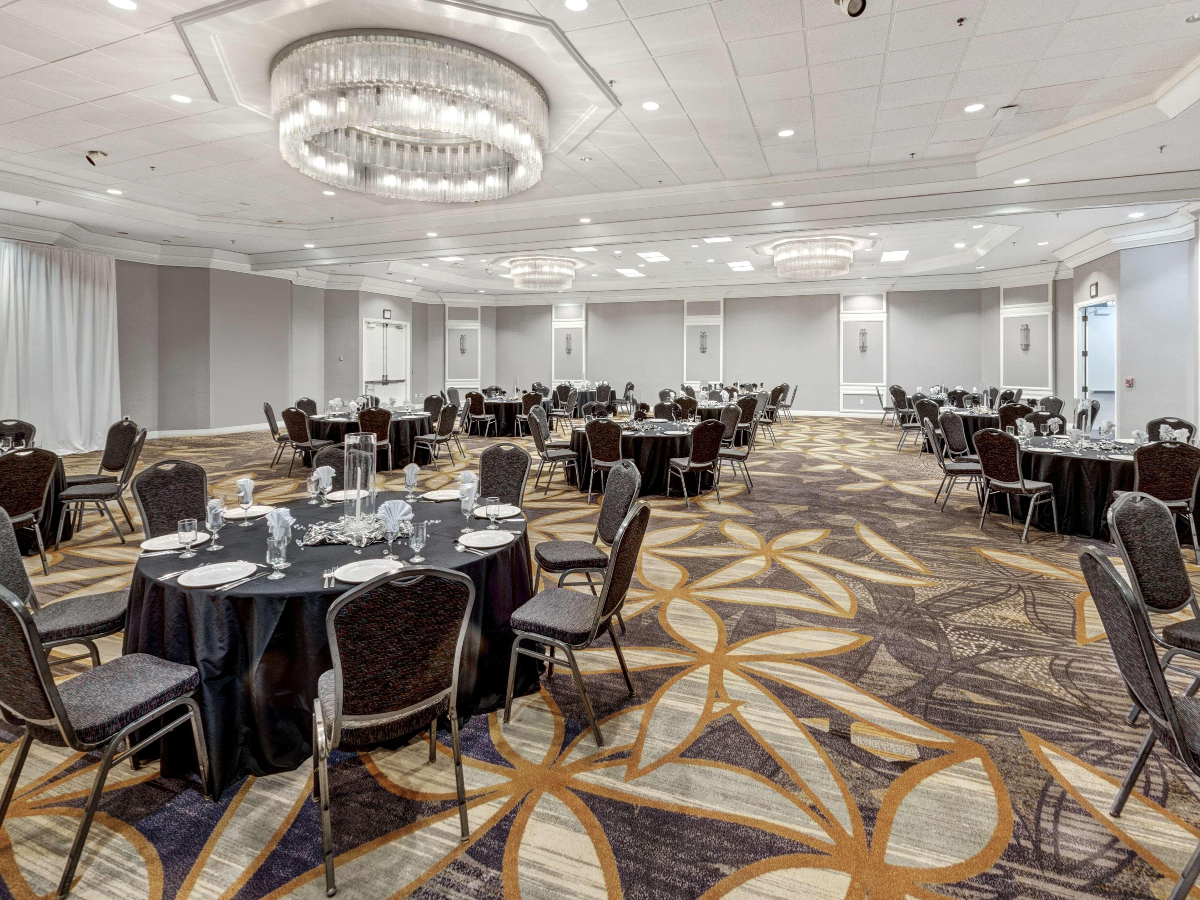 Doubletree By Hilton Wichita Airport Hotel Bagian luar foto