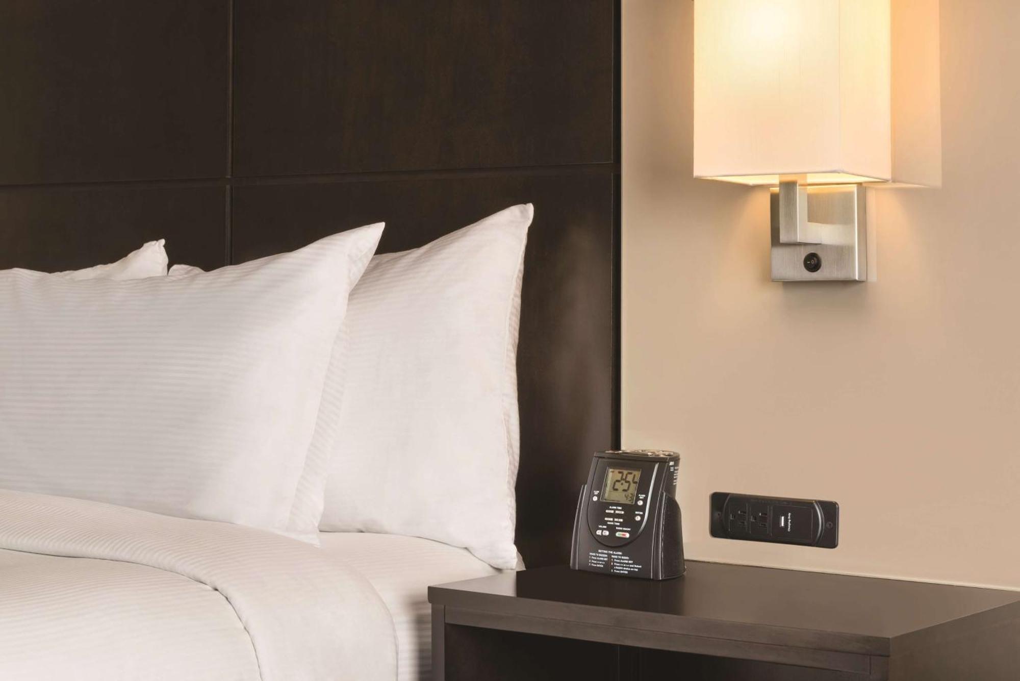 Doubletree By Hilton Wichita Airport Hotel Bagian luar foto