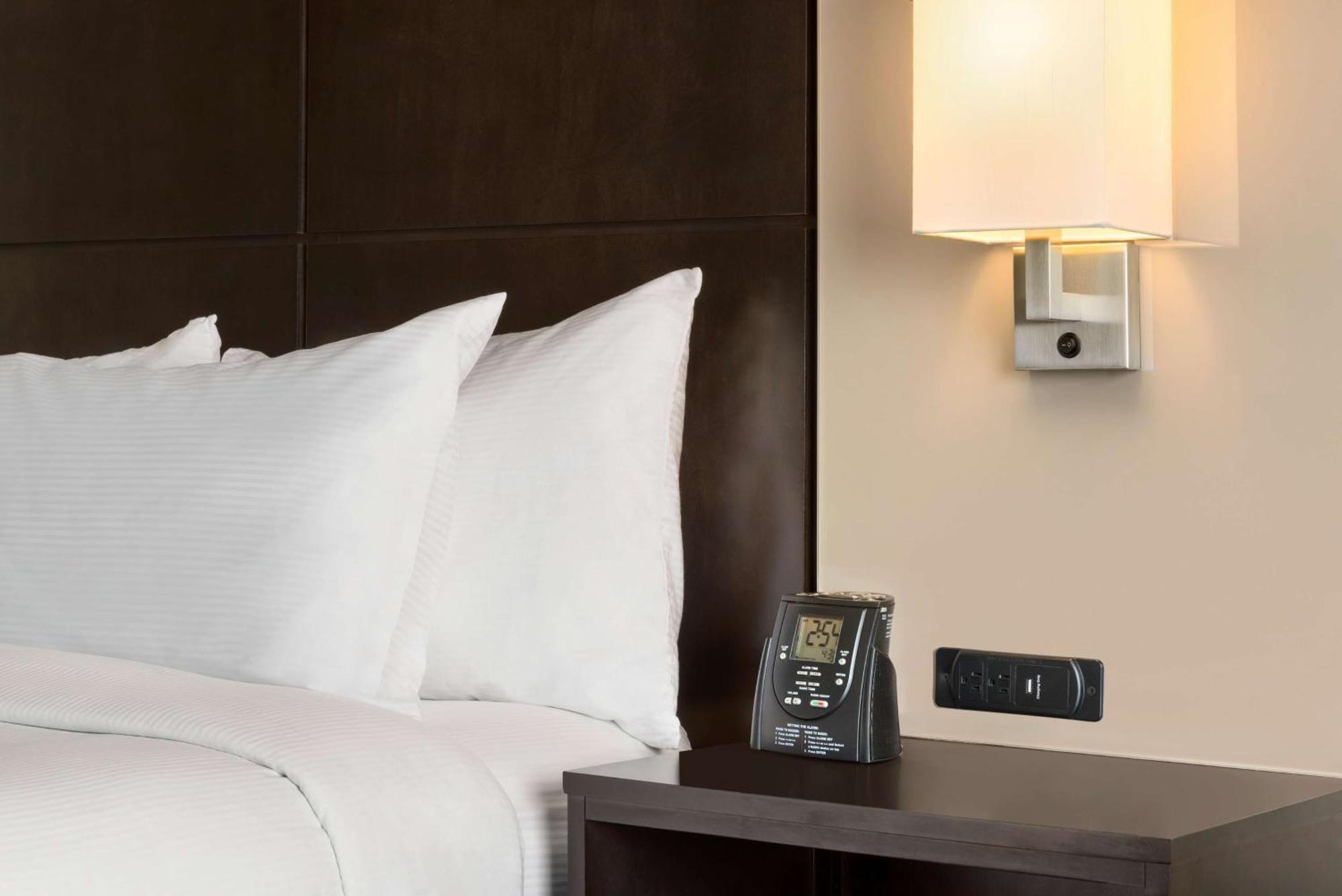 Doubletree By Hilton Wichita Airport Hotel Bagian luar foto