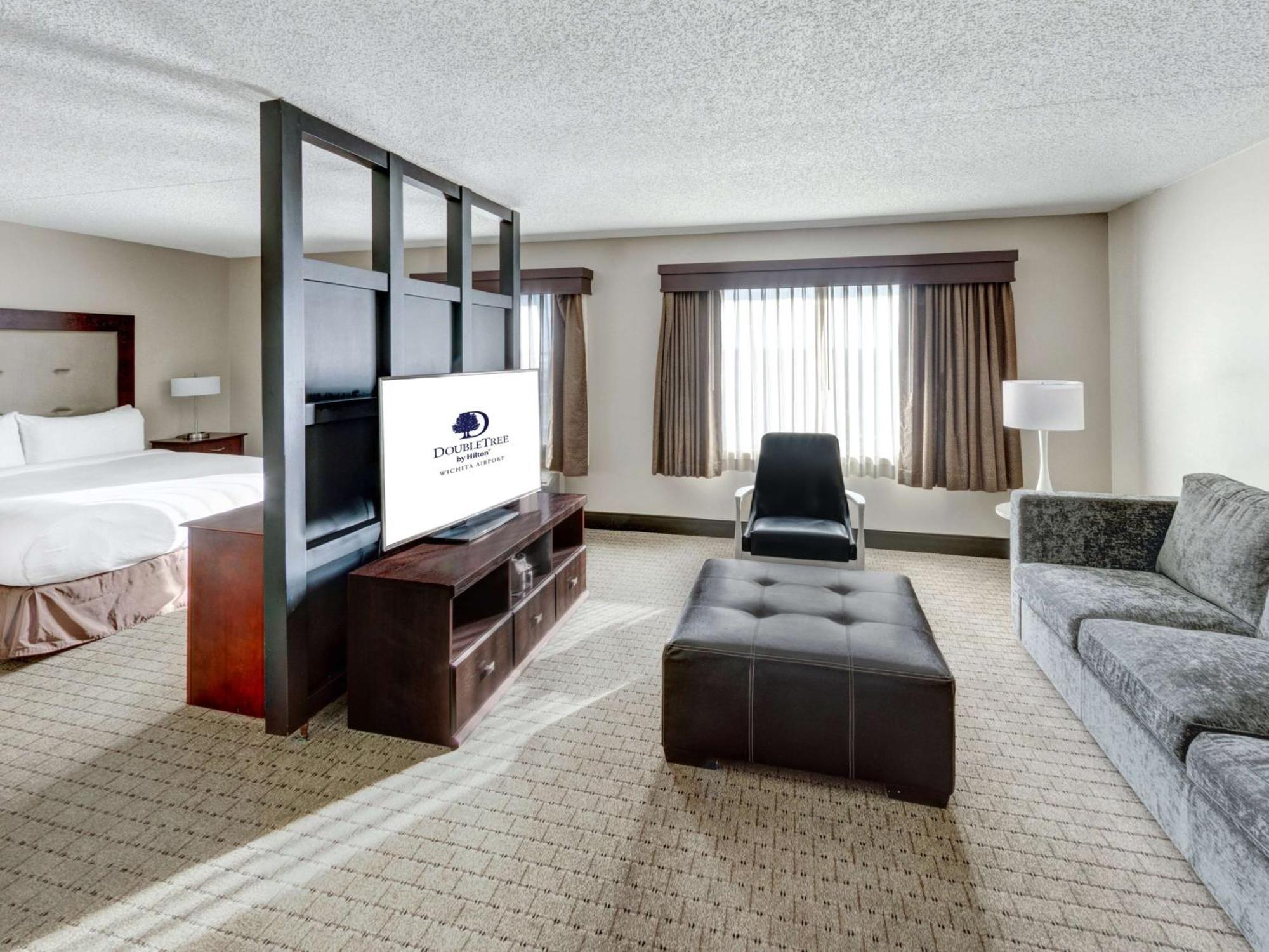 Doubletree By Hilton Wichita Airport Hotel Bagian luar foto
