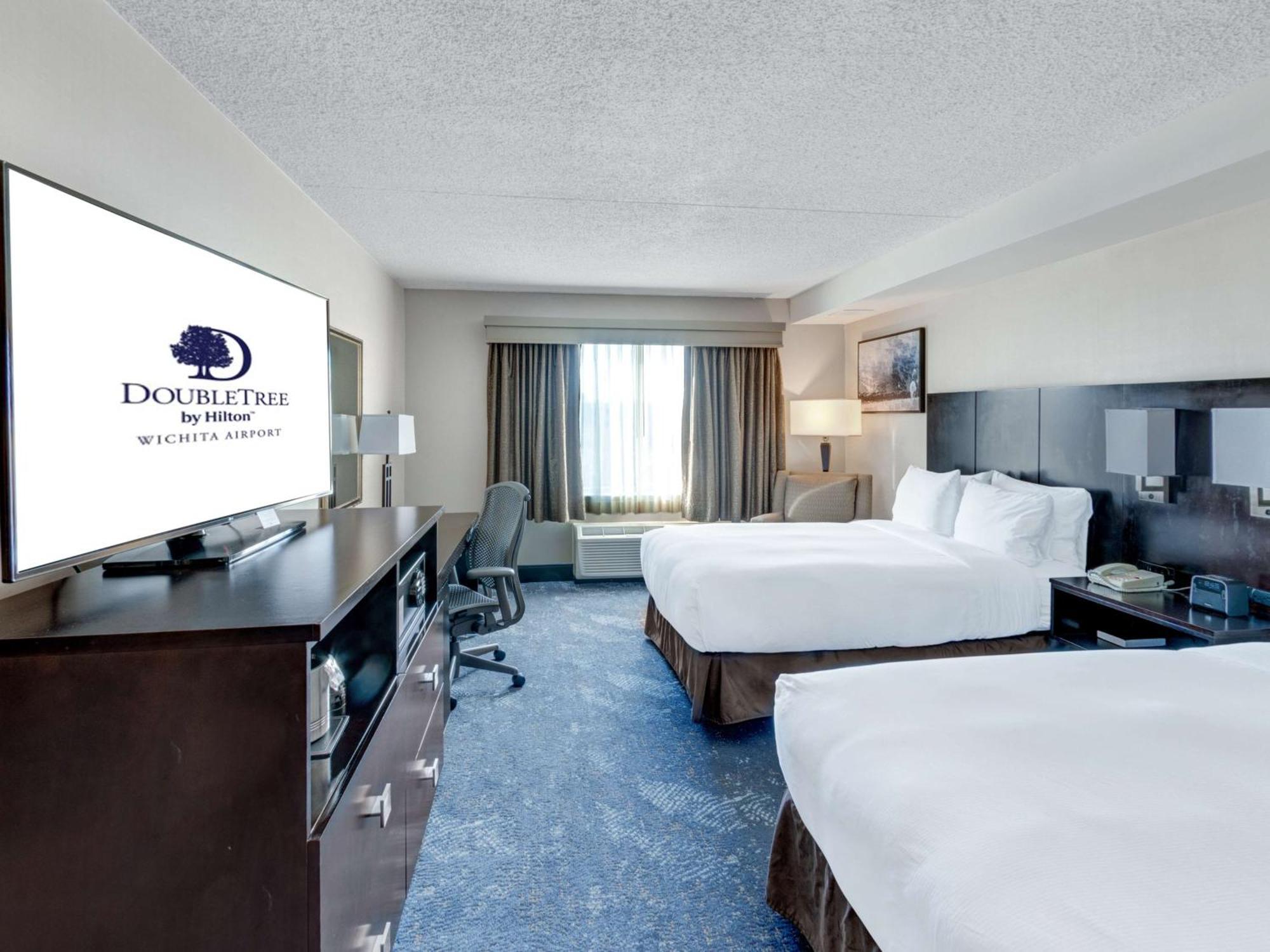 Doubletree By Hilton Wichita Airport Hotel Bagian luar foto