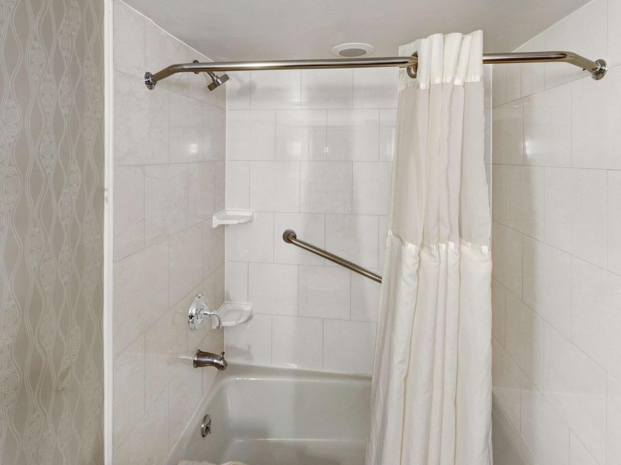 Doubletree By Hilton Wichita Airport Hotel Bagian luar foto