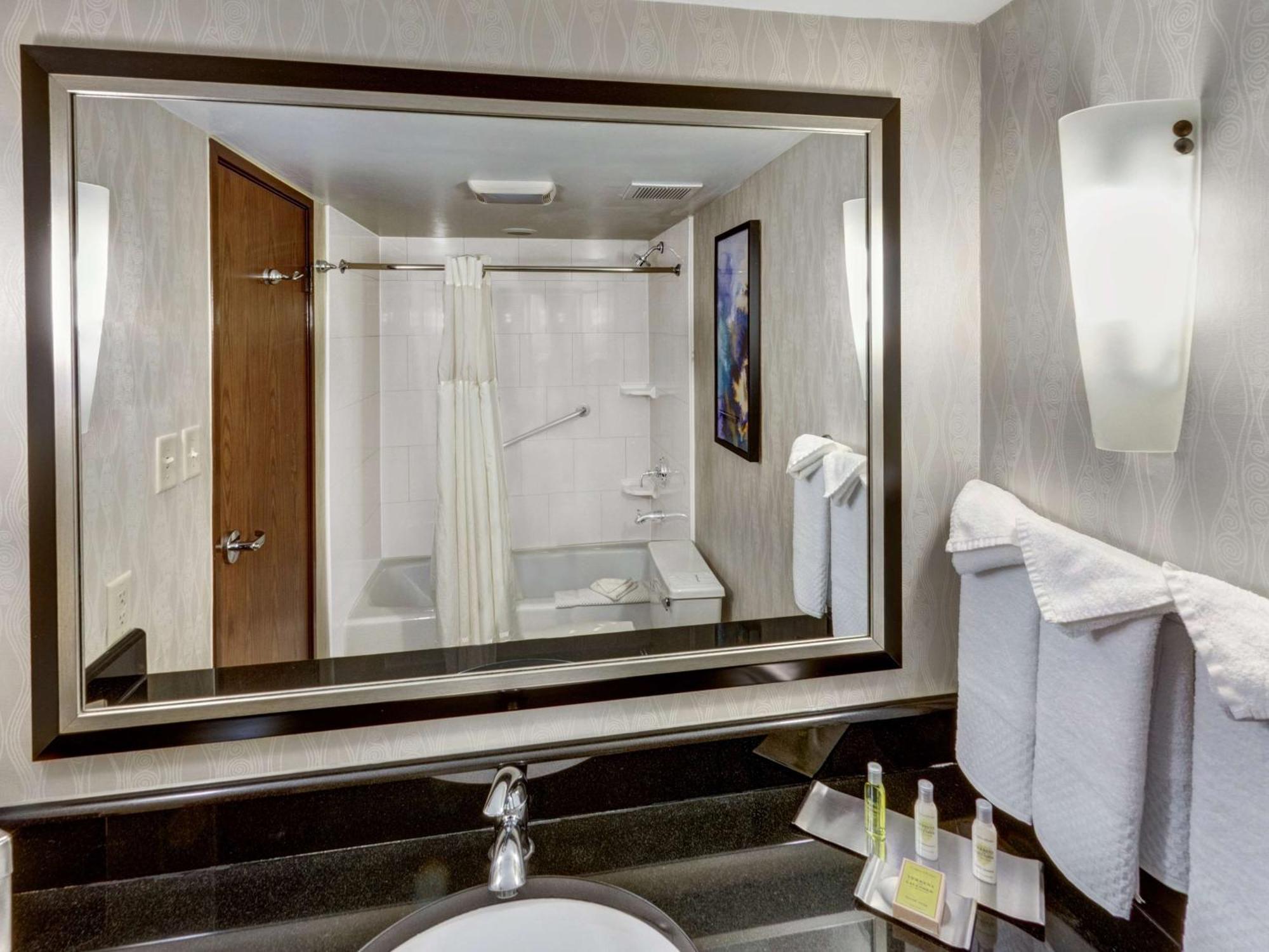 Doubletree By Hilton Wichita Airport Hotel Bagian luar foto