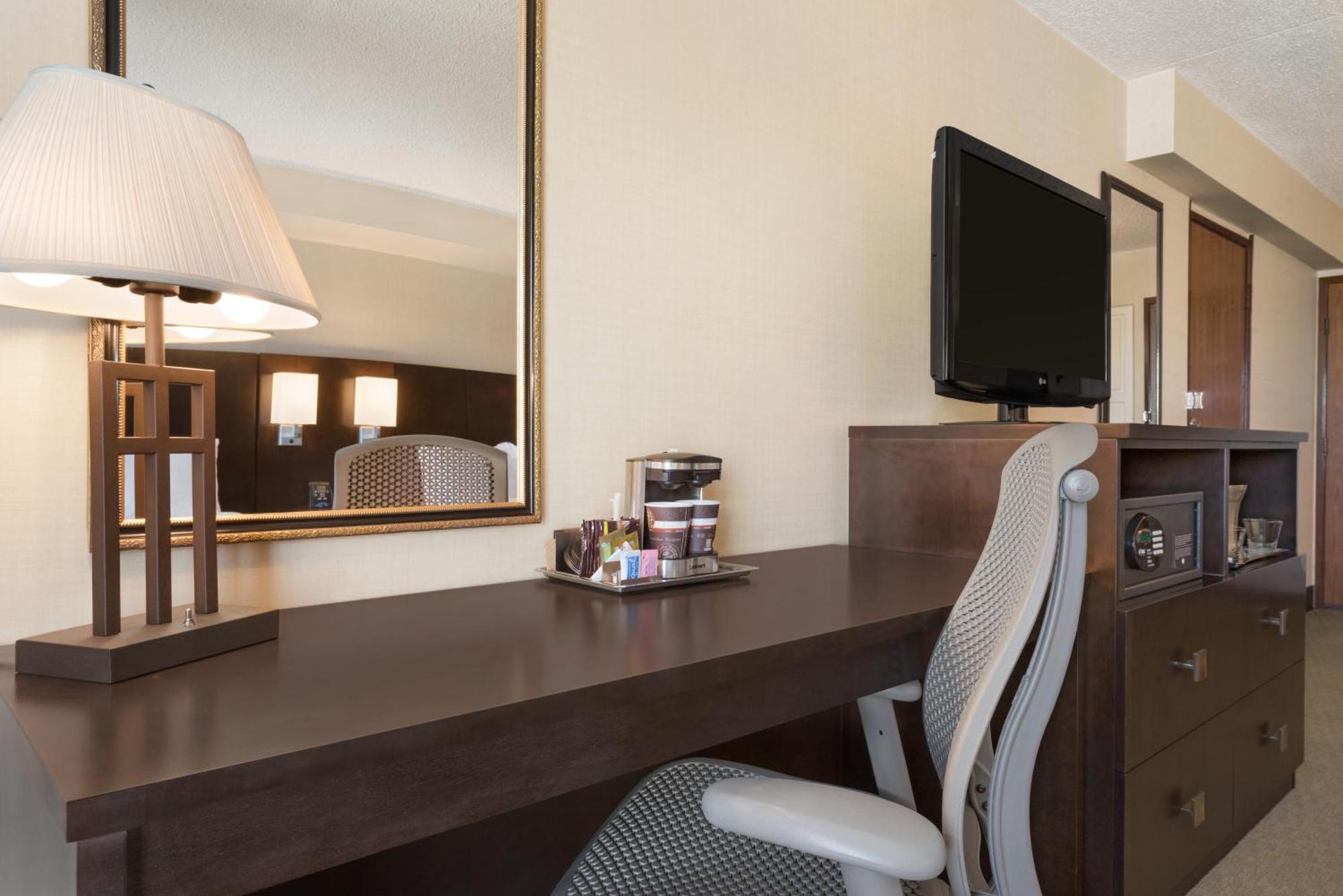 Doubletree By Hilton Wichita Airport Hotel Bagian luar foto