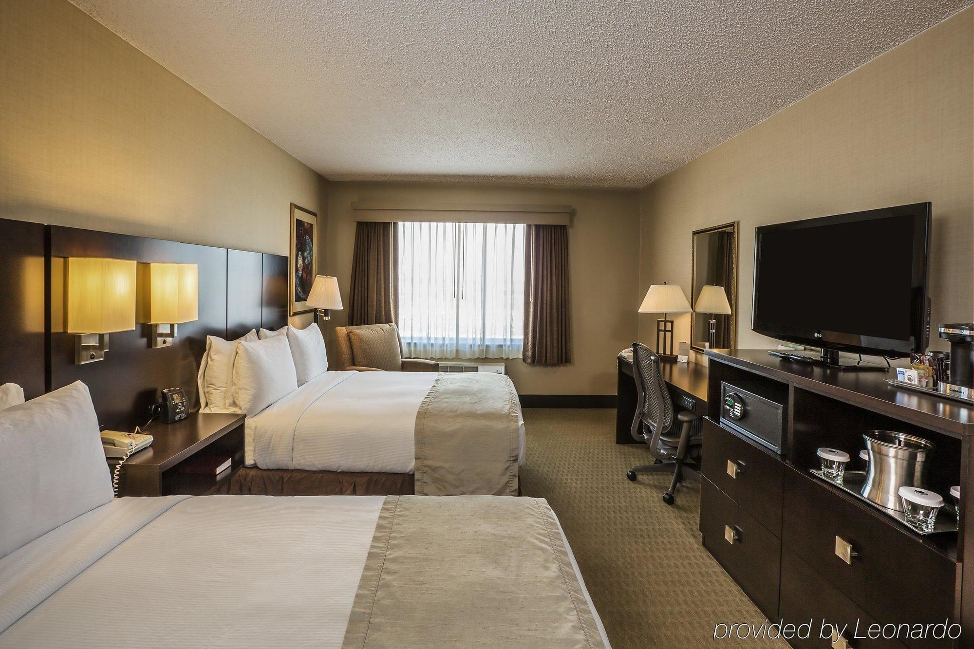 Doubletree By Hilton Wichita Airport Hotel Bagian luar foto