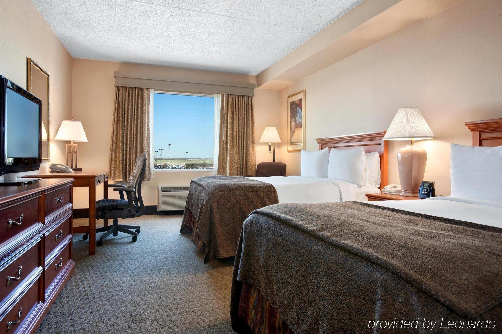Doubletree By Hilton Wichita Airport Hotel Bagian luar foto