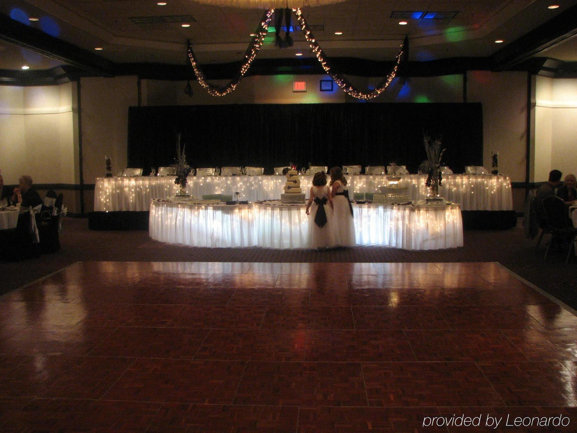 Doubletree By Hilton Wichita Airport Hotel Bagian luar foto